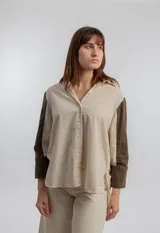 Camisa color beige con mangas largas color marrón.