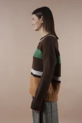 Sweater de lana marrón con rayas horizontales en verde, blanco y naranja. Tiene mangas largas y corte holgado.
