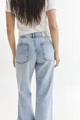 Pantalón de jean negro de corte wide leg y tiro alto.