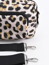 Bandolera con estampado animal print de leopardo en tonos beige, negro y dorado.