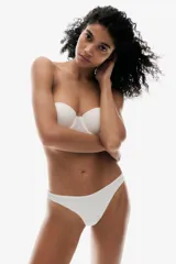 Pack de tres bombachas colaless de microfibra en color negro, beige y blanco.