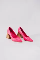 Zapatos de tacón color mostaza de cuero, con punta fina y tacón cuadrado forrado en cuero tipo madera.