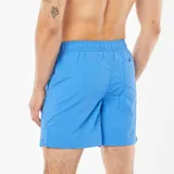 Short de baño azul con cintura elástica y cordón ajustable.