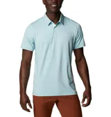 Polo de hombre Columbia Tech Trail, color blanco, de manga corta, con logo bordado en el pecho. Confeccionada en tejido hidroabsorbente Omni-Wick™ con elastano.