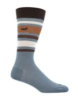 Par de calcetines largos de hombre, uno celeste con diseño de alces marrones y otro celeste con rayas horizontales marrones y blancas.