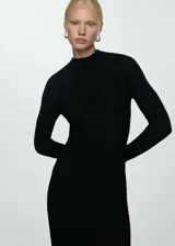 Vestido midi negro de tejido de punto fino acanalado, cuello Perkins y manga larga.