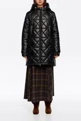 Abrigo largo de corte recto en tejido técnico negro con diseño acolchado de rombos. Presenta capucha integrada con cordones de ajuste, cierre frontal de cremallera, bolsillos laterales de vivo y mangas largas con puños elásticos. El bajo cuenta con elástico y stoppers interiores para un ajuste personalizado.