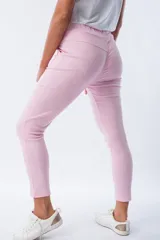 Babucha de color rosa, con cintura elástica y cordón ajustable, diseñada para comodidad y estilo.