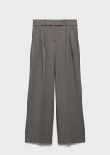 Pantalón de vestir color gris topo, de corte wide leg, tiro alto, con trabillas, cierre frontal con botón, gancho y cremallera, detalle de pinzas y dos bolsillos laterales.