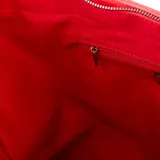 Bolso tote grande de poliéster con diseño de rayas horizontales rojas y blancas. Tiene cierre superior, asas fijas con diseño de rayas verticales rojas y blancas, bolsillo interno con cierre y dos bolsillos abiertos.