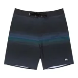 Boardshort de surf negro con cordón ajustable en la cintura y un patrón de rayas horizontales finas en tonos azul y verde en la parte superior. Presenta un pequeño logo blanco en la pierna derecha.