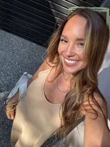 Vestido largo marrón, de tirantes finos y escote en V, con aberturas laterales en la falda.