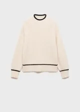 Sweater color crema de punto acanalado, con cuello alto y ribetes negros en cuello y ruedo.