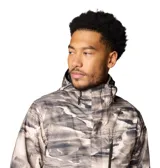 Campera Columbia Whirlibird V para hombre, con estampado camuflado en tonos beige y gris. Cuenta con tecnología Omni-Tech™ impermeable y transpirable, forro termorreflectante Omni-Heat™ y aislamiento Thermarator™.