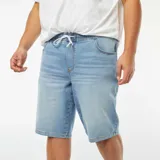 Bermudas de jean celeste con cintura elastizada y cordón ajustable.