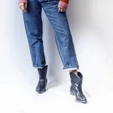Bota corta negra de cuero sintético, con caña baja, puntera redondeada y taco cuadrado.