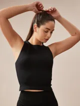 Top negro de lycra con cuello redondo y sisas amplias.
