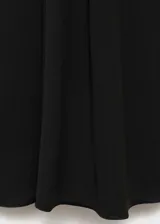 Vestido midi negro de corte recto y manga larga.