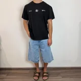 Remera blanca de corte clásico con estampado en la espalda que incluye un óvalo con diseño abstracto y la frase "BREATHEfast Feel the Vcp Concept Drift".