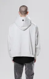 Hoodie gris claro de corte cropped, con capucha y cordones negros con texto blanco.