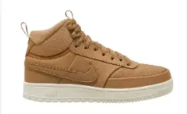 Championes de caña media Nike Court Vision Mid color marrón, con suela blanca y logo Nike en el lateral.