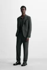 Blazer regular fit confeccionado en tejido con 17% de lana. Cuello con solapas de muesca. Manga larga acabada en puño con detalle de botones. Bolsillo de vivo en pecho y de solapa en cadera. Detalle bolsillo interior. Bajo con aberturas en espalda. Cierre frontal con botones.