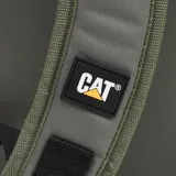 Mochila Caterpillar modelo Explorer Backpack, color verde oliva/taupe, con diseño aerodinámico. Cuenta con compartimento principal con bolsillo acolchado para laptop, bolsillo frontal con cremallera y cordón, bolsillos laterales de malla, y correas de hombro y panel trasero acolchados. Fabricada en poliéster reciclado.