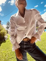 Camisa blanca de algodón con mangas largas abullonadas y puños elásticos.