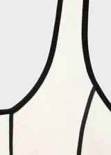 Vestido midi color crudo con tirantes anchos y escote cuadrado. Presenta ribetes negros en cuello, sisas y costuras verticales.