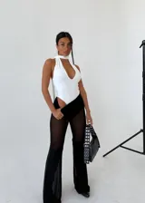 Pantalón de tul negro con bóxer incorporado.