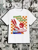Remera blanca de manga corta con estampado de Don Cangrejo con una pizza y el texto "Krusty Krab Pizza".