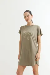 Vestido corto color verde oliva con estampado de dos rostros en color blanco.
