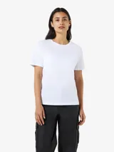 Remera blanca de manga corta con cuello redondo.