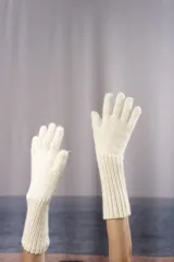Guantes largos color crema tejidos a mano en punto jersey, confeccionados 100% en lana fina sin teñir.