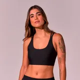 Bra negro sin acolchado, diseñado para brindar soporte durante el entrenamiento.