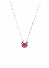 Collar con cadena de plata 925 y dije redondo con una piedra de rubí engarzada en un marco de plata.