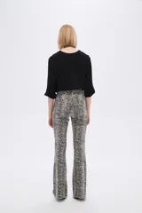 Pantalón de jean con estampado animal print, corte flare y tiro alto.