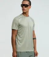 Remera deportiva gris con cuello redondo, mangas cortas, estampa heat print y detalle en los hombros. Confeccionada en tejido de malla con tecnología Dry.