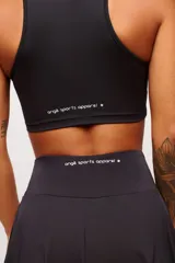 Top deportivo azul marino con cuello polo y cierre parcial con cremallera.