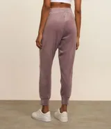 Pantalón deportivo verde oliva confeccionado en microfibra con cintura elástica.