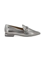 Zapato tipo mocasín plateado de cuero, con punta fina y detalle de cadena metálica plateada en el empeine.