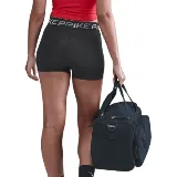 Short deportivo negro ajustado, con cintura elástica con la inscripción "Nike Pro" en blanco. Logo de Nike en blanco en la pierna derecha.