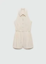 Mono corto color crema, sin mangas, con cuello camisero, cierre frontal con botones y cinturón ajustable.