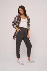 Pantalón de vestir gris oscuro, de corte chupín, con cierre y botón.