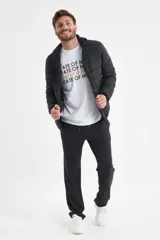Pantalón de jogging gris oscuro con cordón ajustable en la cintura.