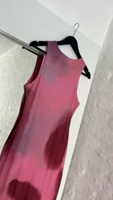 Vestido midi al cuerpo de microtul con estampado difuminado en tonos rosados.