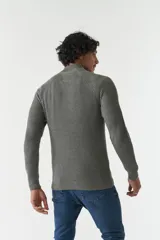 Sweater básico color beige de punto acanalado, con medio cierre frontal, cuello alto y logo bordado en el pecho.