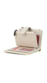 Billetera color amarillo pastel con cierre de cremallera y presilla con broche. Incluye espacio para tarjetas, billetes y monedero con cierre.