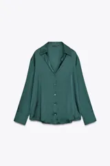 Camisa azul marino de satén con cuello solapa, escote en pico y mangas largas con puños abotonados.