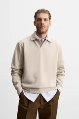 Polo manga larga gris con cuello solapa y cierre frontal de botonadura.